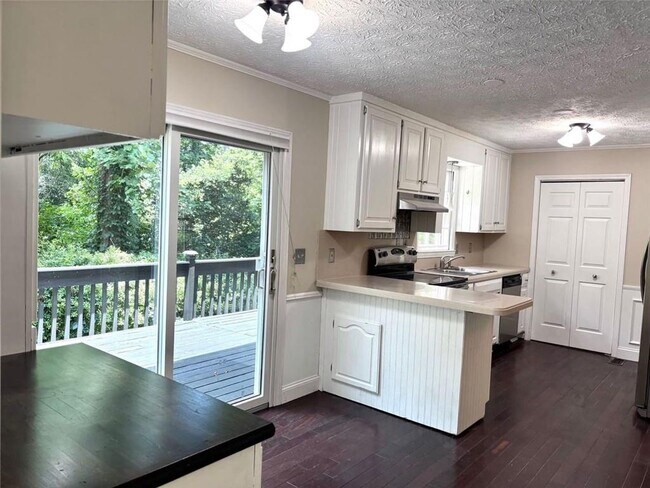 Building Photo - 2408 Crooked Tree Ct NE
