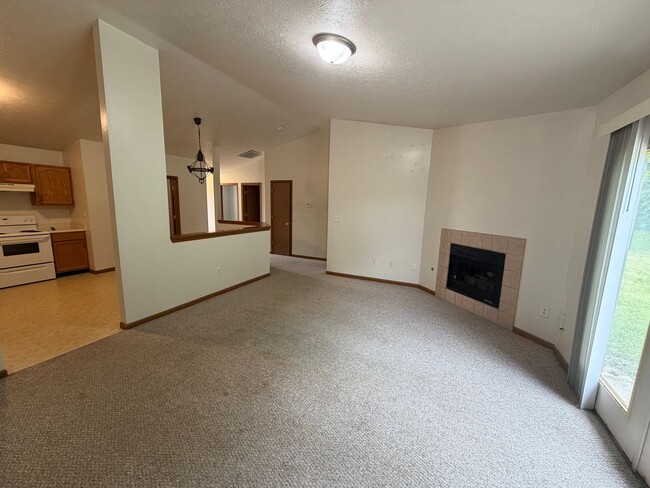 Building Photo - Duplex on Southside. 2bed/2bath with 2 car garage & privacy fence.