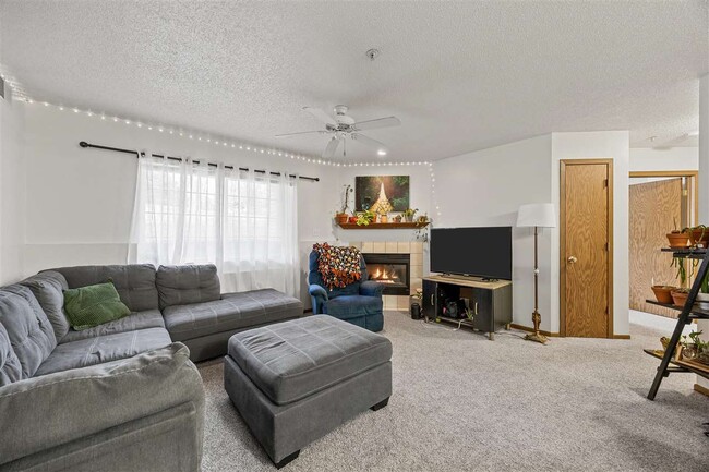 Building Photo - 2432 Rushmore Dr