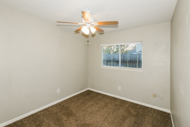 Building Photo - 19523 Lake Hollow Ln