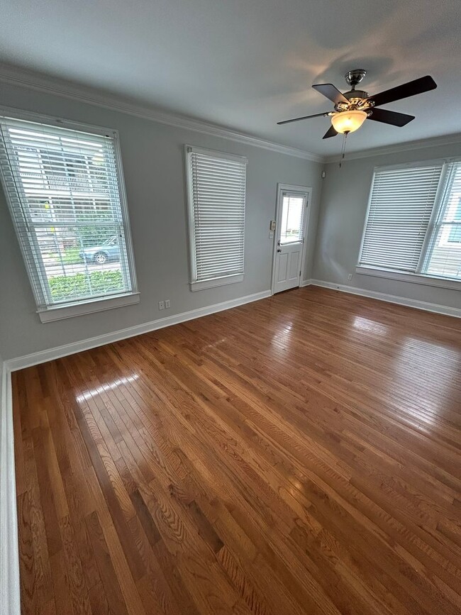 Building Photo - Beautiful 3 Bedroom/2 Bath with off street...