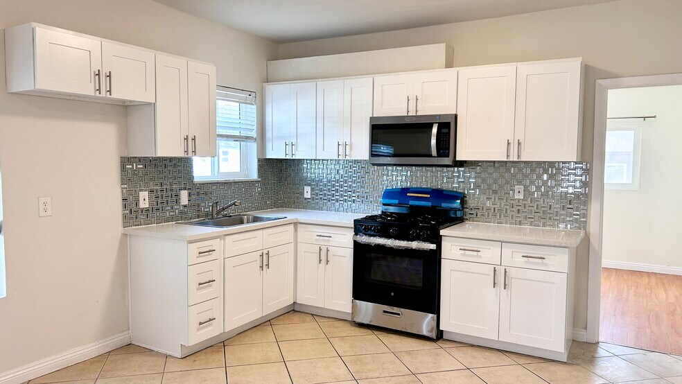 Primary Photo - 1116 E 16th St