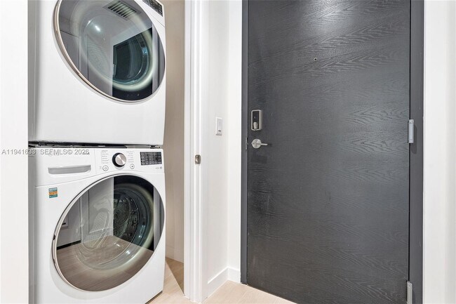 Building Photo - 9901 W Bay Harbor Dr