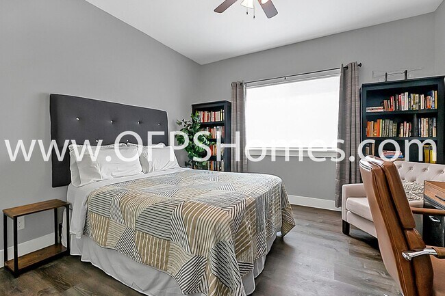 Building Photo - 712 Cypress Dr