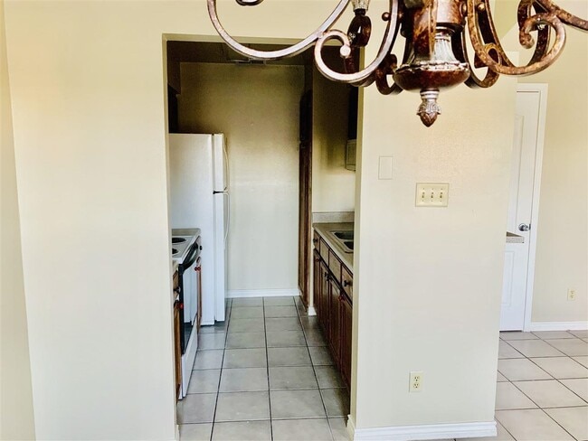 Building Photo - 205 Martingale