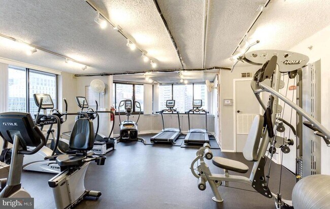 Building Photo - 1024 N Utah St