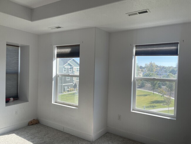 Building Photo - 3855 Gartmore Ln