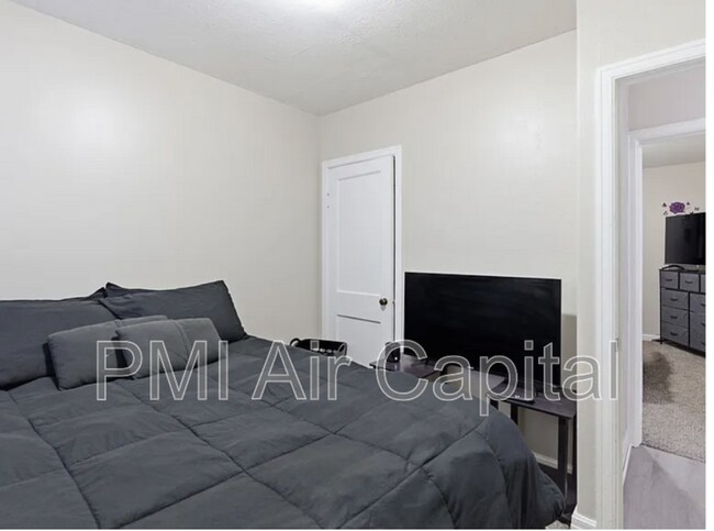 Building Photo - 4910 E Gilbert St