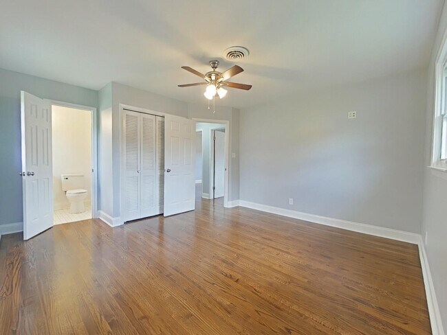 Building Photo - 117 Deerwood Dr