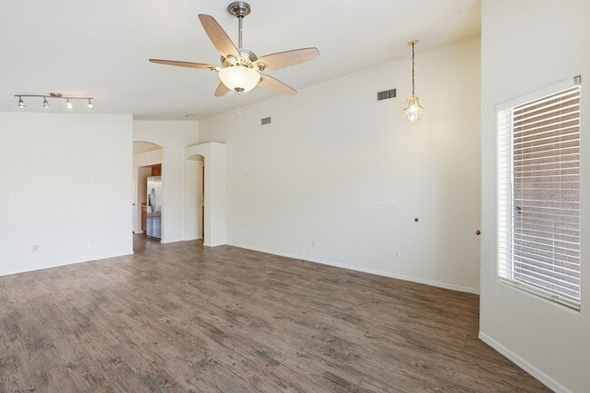 Building Photo - 3 Bedroom Home in Bridlewood!