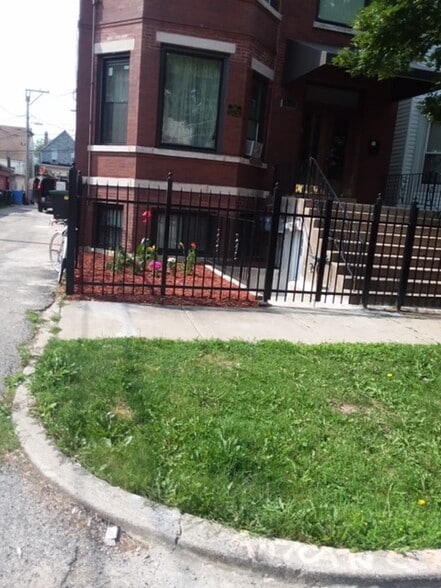 Building Photo - 3713 W Shakespeare Ave