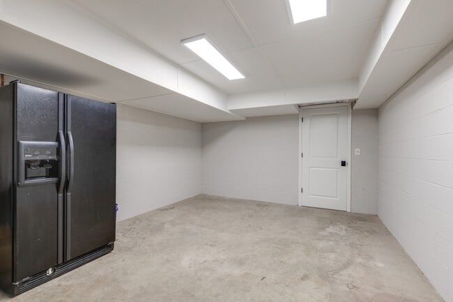 Building Photo - 1243 Saxon Dr