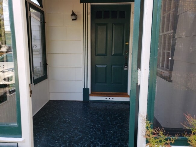 Building Photo - Charming 3 bedroom single family home loca...