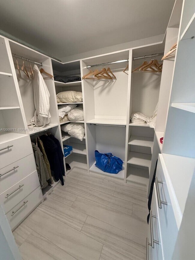 Building Photo - 1150 Collins Ave