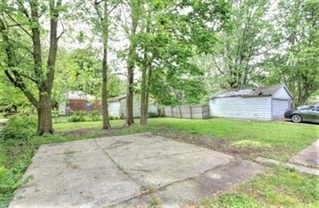 Building Photo - 1011 W Tremont St