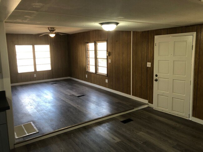 Building Photo - 1690 Oakdale Dr