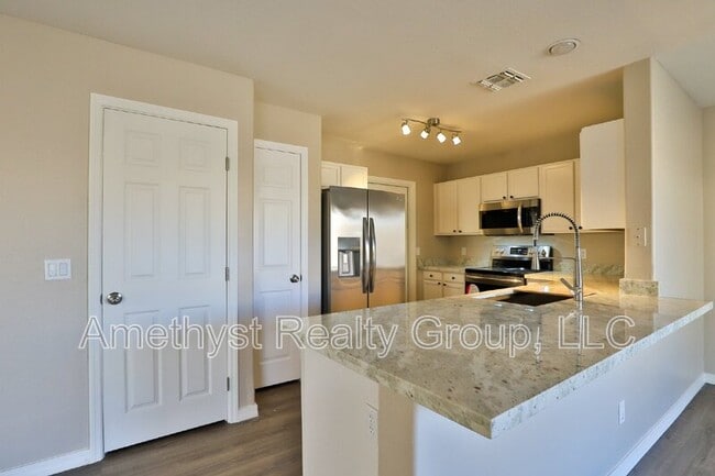 Building Photo - 11706 W Sunnyside Dr