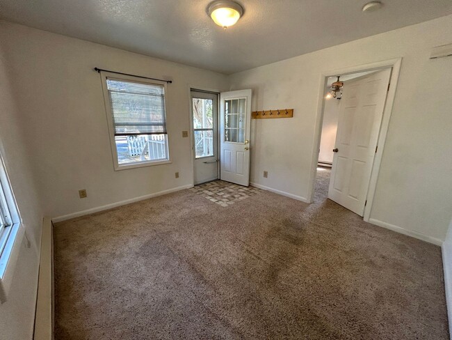 Building Photo - Cozy 2 Bedroom 1 Bath w/ all amenities and...