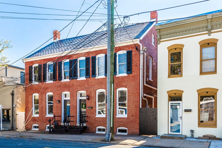 Building Photo - 6 W 4th St