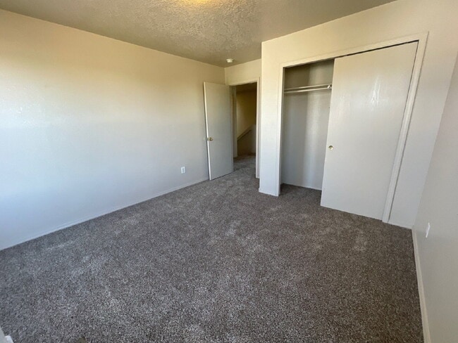 Building Photo - Two story 3 bedroom!