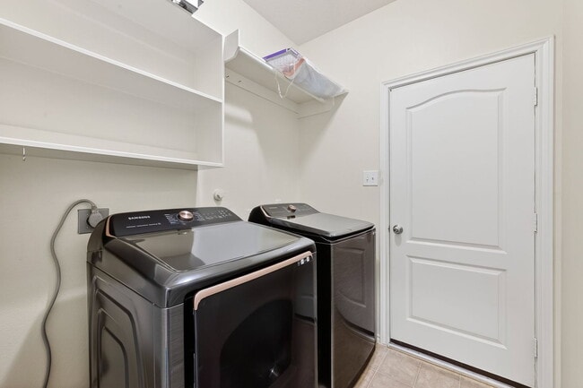 Building Photo - 9830 Lynette Falls Dr