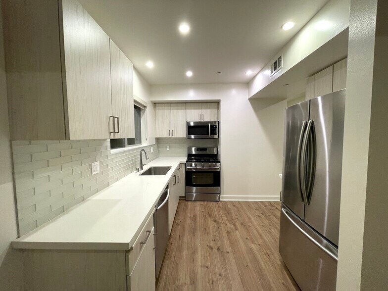 Building Photo - 6143 Fountain Ave