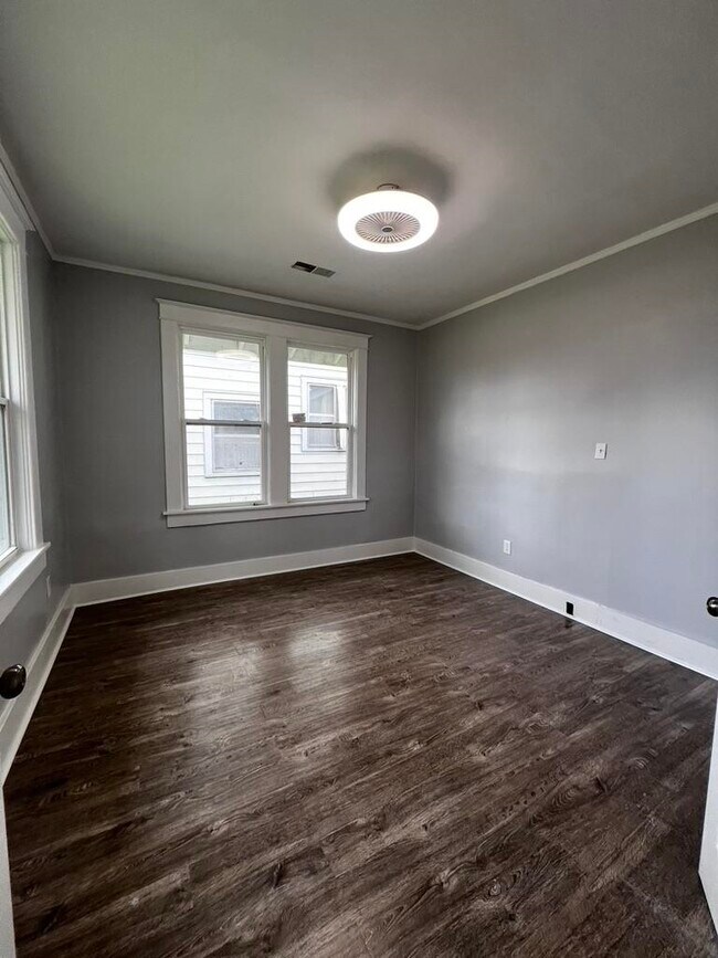 Building Photo - 1052 Faxon Ave