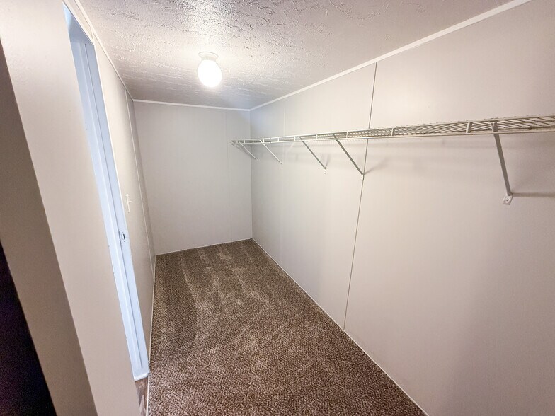 Building Photo - 120 Parma Ct