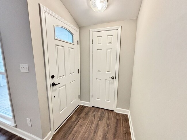 Building Photo - 5030 Meadow Ln