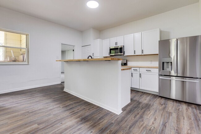Building Photo - Fully Renovated 3BR/2BA Gem in the Heart o...