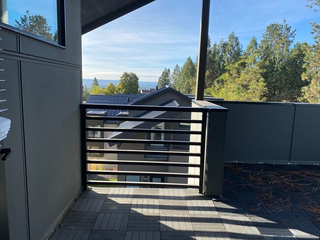 Building Photo - Modern 3 Bed, 2.5 Bath with Loft & Rooftop...