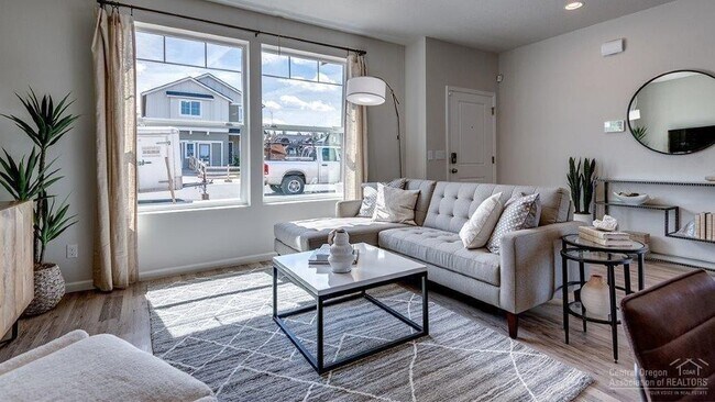 Building Photo - Three Bedroom House in SE Bend