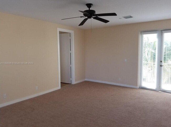 Building Photo - LARGE 3-bed, 3-bath townhome with 2-car ga...