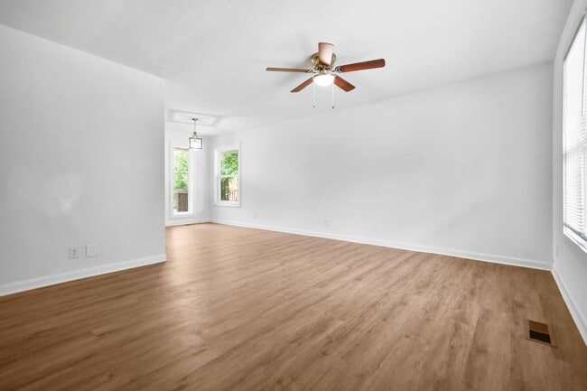 Building Photo - Pet Friendly Three Bedroom!