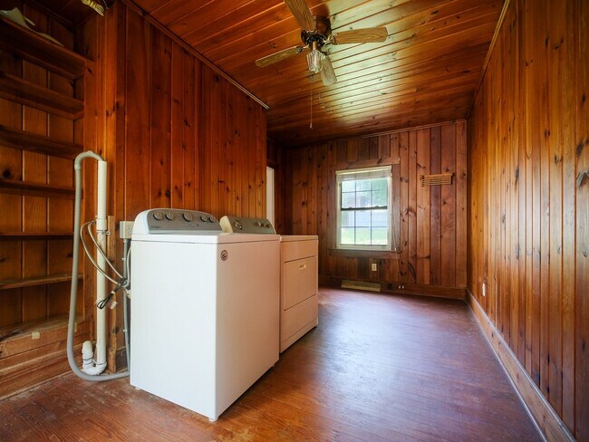 Building Photo - "Charming 3-Bedroom Home with Hardwood Floors & 2 Full Baths in Bessemer City – 1758 Sq Ft of Com...