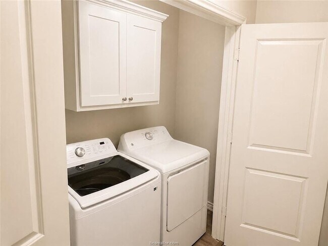 Building Photo - 3420 Summerway Dr