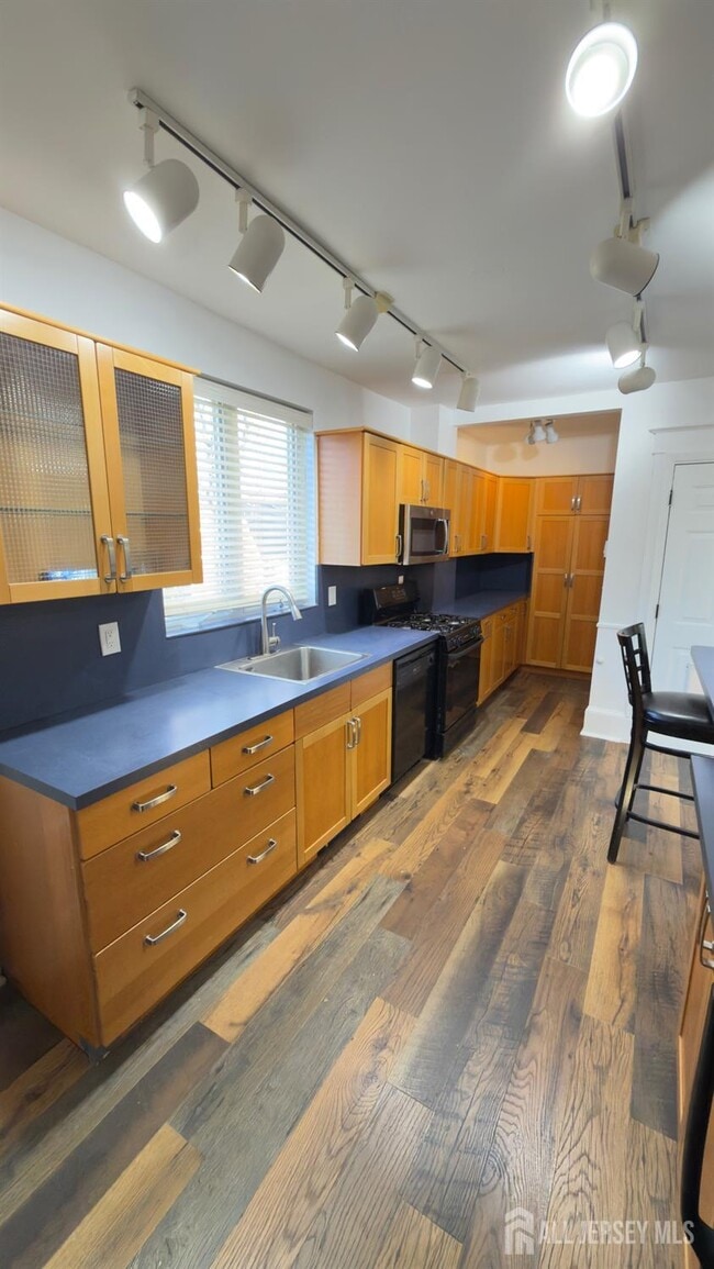 Building Photo - 55 Suydam St