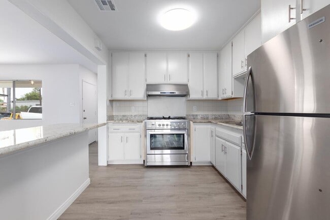 Building Photo - 4810 Iroquois Ave