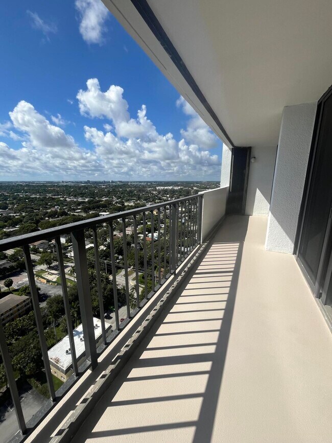 Building Photo - 5600 N Flagler Dr