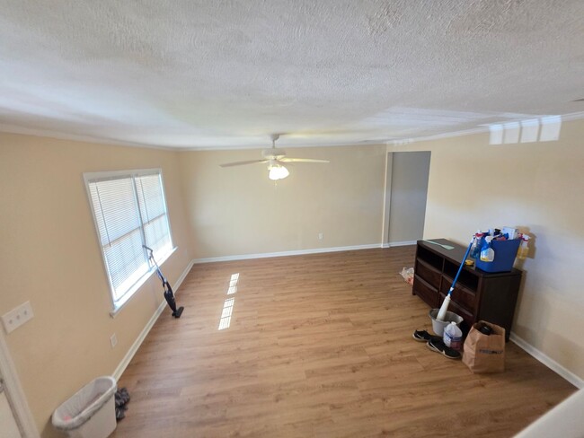 Building Photo - 3 BR 1.5 Bath Townhome located off Cedar road