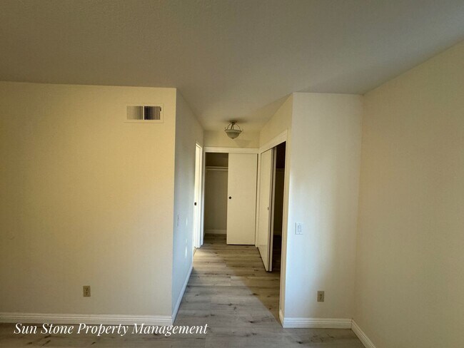 Building Photo - House in Ontario