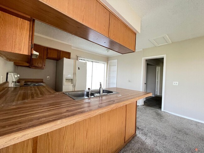 Building Photo - 2 Bedroom 2 Bath Apartment w/ Washer and Dryer Connections