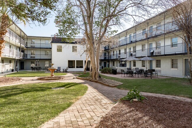 Building Photo - 2 Bedroom Downstairs condo available Now N...