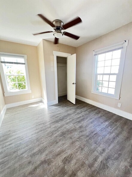 Building Photo - 4060 Oakcrest Dr