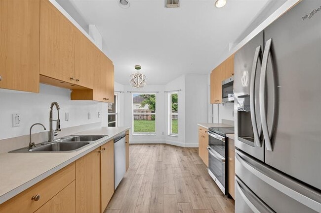 Building Photo - 497 SW Lacroix Ave