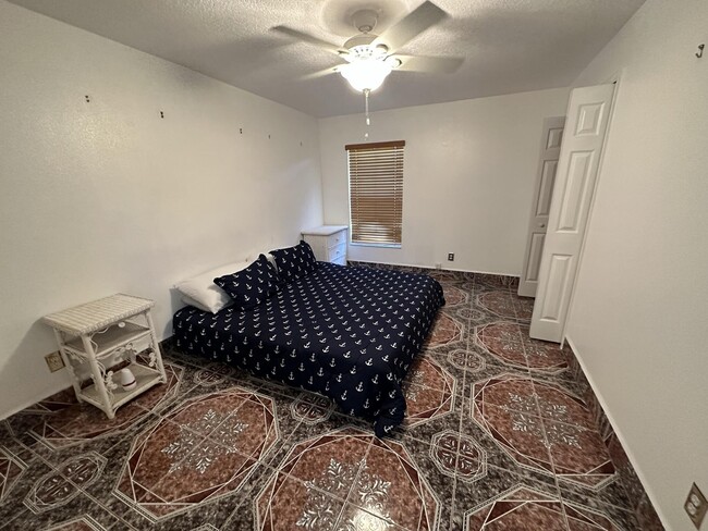 Building Photo - 1361 SW Gastador Ave