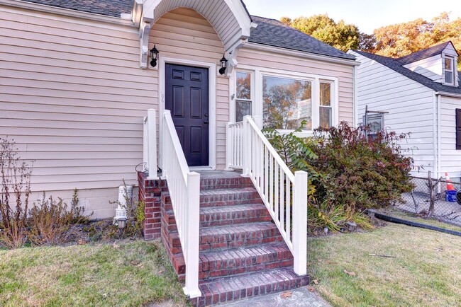 Building Photo - Cape Cod House