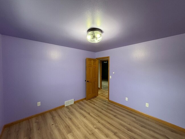 Building Photo - 5 Bed 2 Bath Single Family Home in Marshfield