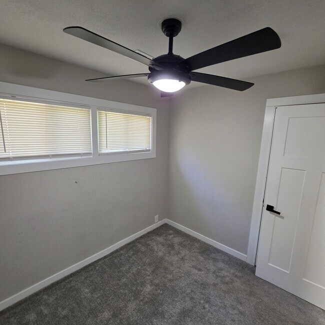 Building Photo - Beautiful 4 bedrooms and 2 full baths home located on E 113th St in Kansas City, MO