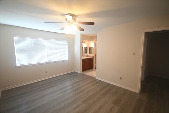 Building Photo - 8340 La Roche Ln